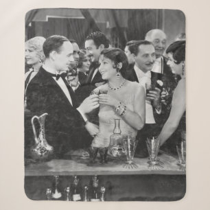 Paar, die bei überfüllten Bar etwas trinken gehen Sherpadecke