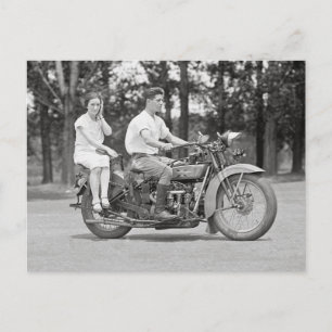 Paar fährt Motorrad, 1928 Postkarte