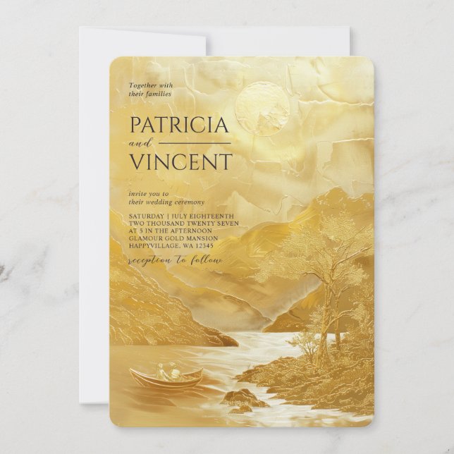 Paar in Bergkulisse auf Golden - Hochzeit Einladung (Vorderseite)