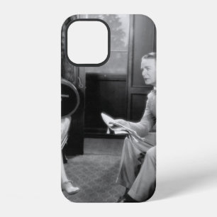 Paar sitzt zusammen in einem Abteil eines Zuges iPhone 12 Hülle