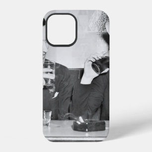 Paar sitzt zusammen in einem Restaurant und flirte iPhone 12 Hülle