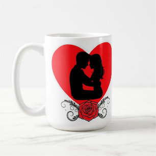 Paar umarmt in rotem Herz mit verzierter Rose Kaffeetasse
