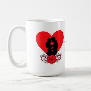 Paar umarmt in rotem Herz mit verzierter Rose Kaffeetasse