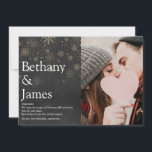 Paare Definition Weihnachtsfeiertag Chalkboard Fot Feiertagskarte<br><div class="desc">Teilen Sie Ihre Definition von Weihnachten Weihnachten Weihnachten mit diesen eleganten,  boho Urlaubskarten. Mit dem besonderen Foto,  den Namen und dem Set der Urlaubsbotschaft in moderner Typografie und den eleganten Goldschneeflocken auf dem Kalkboard-Hintergrund. Entwickelt von Thisisnotme©</div>