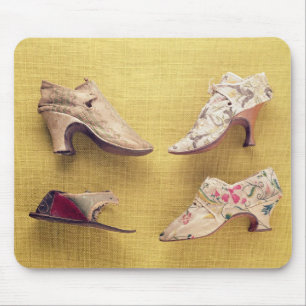 Paare der gestickten Schuhe, c.1714 Mousepad