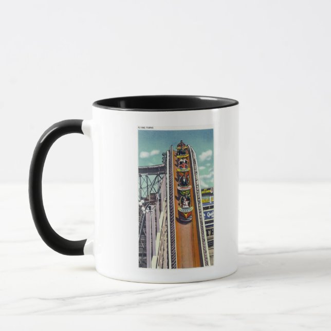 Paare, die die Flying Turns Ride hinunter gehen Tasse (Links)