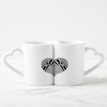 Paare, die Kaffee-Tassen mit Herzentwurf nisten