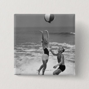 Paare, die mit einem Beachball spielen Button