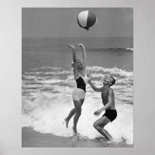 Paare, die mit einem Beachball spielen Poster