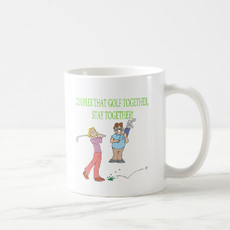 Paare, die zusammen Golf spielen, bleibe zusammen Kaffeetasse
