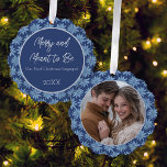 Paare Erste Weihnachten Verlobtes Foto Poinsettia Ornament Karte<br><div class="desc">Erinnern Sie sich an Ihre erste Weihnachtszeit als verlobtes Paar mit diesem wunderschönen Foto-Ornament mit einem klassisch blau-weiß gezeichneten Poinsettienmuster mit einem Foto auf der einen Seite und Ihrem Text auf der Rückseite.</div>