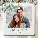Paare Foto Weihnachten Keramikornament<br><div class="desc">Dieses Paare Foto Weihnachtsschmuck ist mit Aquarellmalerei Mistletoe und stilvolle Schrift Typografie dekoriert. Einfach mit Foto, Name und Jahr anpassbar. Ändern Sie mithilfe des Entwurfstools die Textgröße, den Stil oder die Farbe. Weil wir unsere Kunstwerke erstellen, werden Sie dieses exakte Bild von anderen Designern nicht finden. Original Wasserfarbe © Michele...</div>