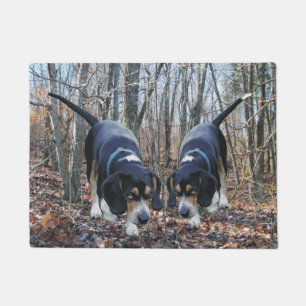 Paare Jagd-Beagles in der Holz-Tür-Matte Fußmatte
