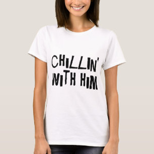 Paare niedliches Chillin mit ihm T-Shirt