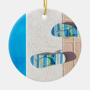 Paare Pantoffel am Rand des Swimmingpools Keramikornament