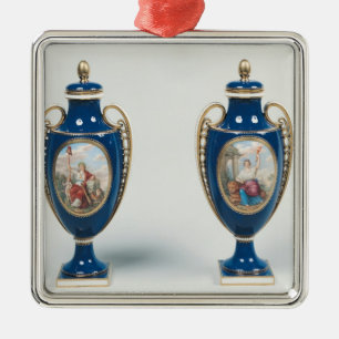Paare Sevres Vasen verziert mit allegorischem Silbernes Ornament