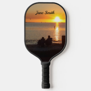 Paare sitzen am Beach Pickleball Paddel Schläger