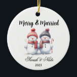 Paare Snowman Merry & Verheiratete Hochzeit Keramik Ornament<br><div class="desc">Merry & Verheiratet Snowman Paare Ornament. Niedliches Design,  um sich an Ihre besondere Veranstaltung für Ihren Urlaubbaum zu erinnern!</div>