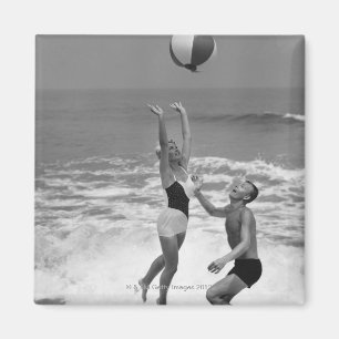 Paare spielen mit dem Beachball Magnet