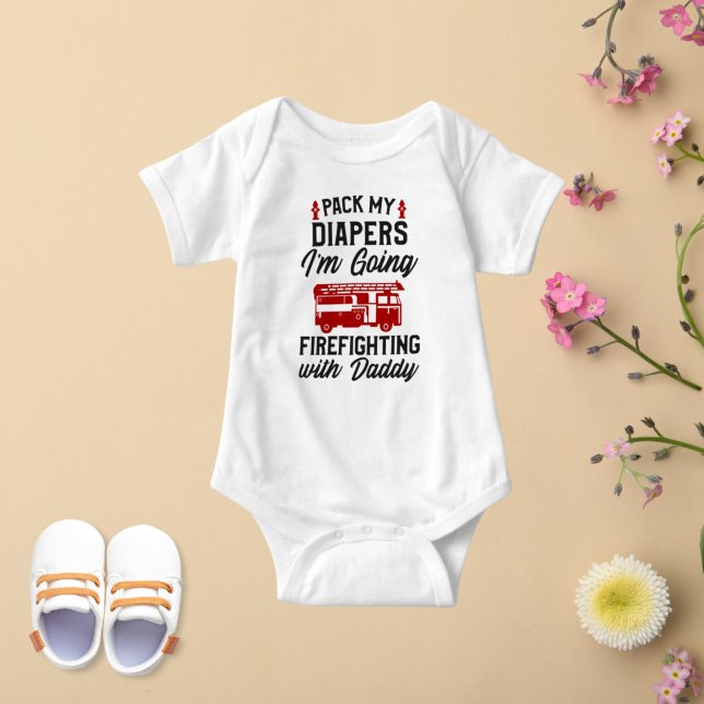 Pack meine Windeln, die ich mit Daddy feuern werde Baby Strampler (Von Creator hochgeladen)