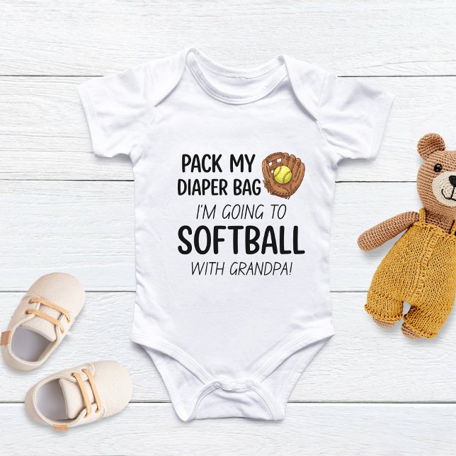 Pack meine Windeltasche, ich gehe Softball mit Opa Baby Strampler (Von Creator hochgeladen)