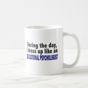 Pädagogischer Psychologe während des Tages Kaffeetasse