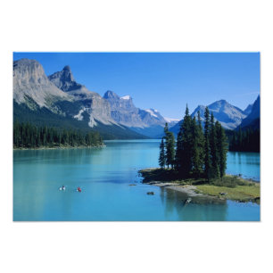 Paddeln auf dem Maligne Lake bei Spirit Island Fotodruck
