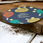 Padel Tennis Geeignetes Party Runder Pappuntersetzer<br><div class="desc">Ob es sich um ein Party auf dem Spielplatz oder um eine Feier, die Ihren Lieblings-Paddelspieler ehrt, bringen Sie Ihr Party mit personalisiertem Party auf die nächste Stufe. Diese Untersetzer sind fertig, um mit Ihrem eigenen Gruß und Namen angepasst zu werden. Sie sind mit Abbildungen von Paddel-Tennisschlägern und -Kugeln in...</div>