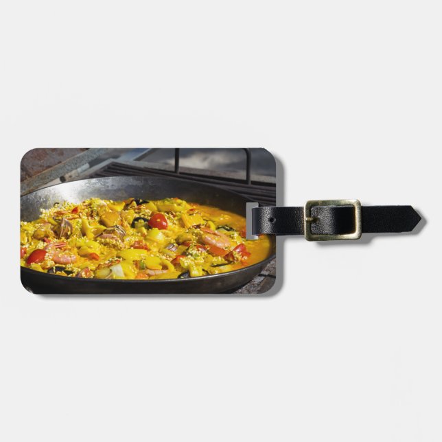 Paella wird auf einem Grill gekocht Gepäckanhänger (Vorderseite horizontal)