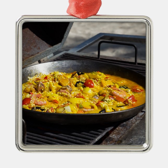 Paella wird auf einem Grill gekocht Ornament Aus Metall (Vorne)