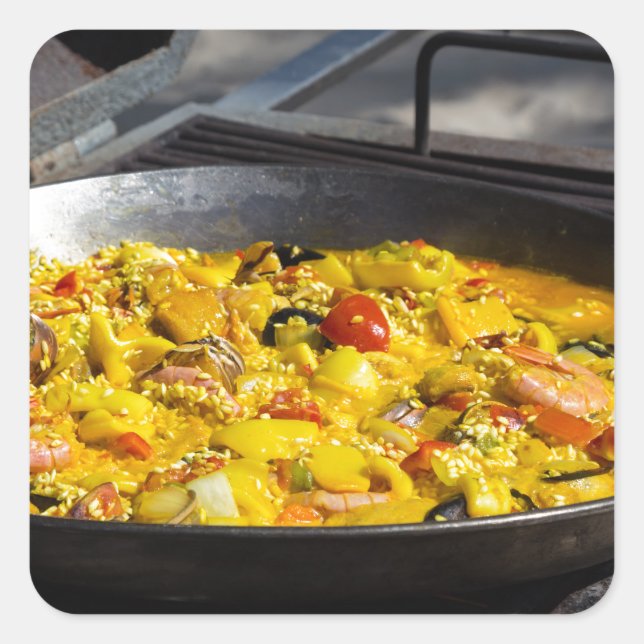Paella wird auf einem Grill gekocht Quadratischer Aufkleber (Vorderseite)