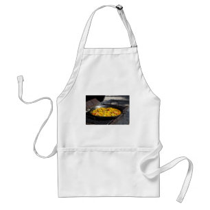 Paella wird auf einem Grill gekocht Schürze