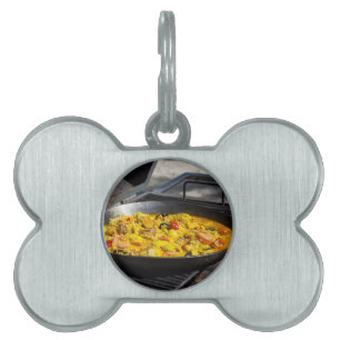 Paella wird auf einem Grill gekocht Tiermarke