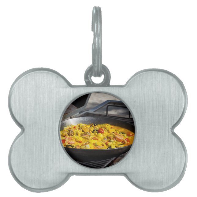 Paella wird auf einem Grill gekocht Tiermarke (Vorderseite)