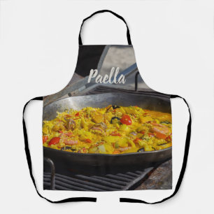 Paella wird auf einem Grillgeschenk für Koch geko Schürze