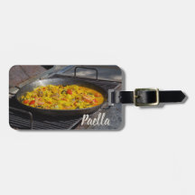 Paella wird auf einem Grillgeschenk für Koch gekoc