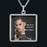 Pageant Queen Sterling Silberkette<br><div class="desc">Diese charmante, sterling silberne Halskette wird mit einem Beispieltext aus Foto und Titel gezeigt. Passen Sie dieses Element an, und ändern Sie das Foto und den Beispieltext in Ihr eigenes. Anpassen mit dieser Vorlage. Lizenziertes Bild</div>