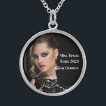 Pageant Queen Sterling Silberkette<br><div class="desc">Diese charmante, sterling silberne Halskette wird mit einem Beispieltext aus Foto und Titel gezeigt. Passen Sie dieses Element an, und ändern Sie das Foto und den Beispieltext in Ihr eigenes. Anpassen mit dieser Vorlage. Lizenziertes Bild</div>