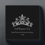 Pageant Silver Tiara Crown 3rd Runner-up Plaque Fotoplatte<br><div class="desc">Eine Auszeichnung für jeden, der eine Krone darauf haben möchte. Diese in einer 12x18"-Größe präsentierte Tafel ist ein echter Stand-up-Award für Ihre Tagungssieger, Teilnehmer oder sogar für die beste Mutter. Erstellt in einem schlichten schwarzen Hintergrund mit leicht silbergrauem Text, den Sie nach Ihren Wünschen ändern können, können Sie auch die...</div>