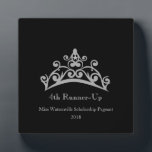Pageant Silver Tiara Crown 4th Runner-up Plaque Fotoplatte<br><div class="desc">Eine Auszeichnung für jeden, der eine Krone darauf haben möchte. Diese in einer 12x18"-Größe präsentierte Tafel ist ein echter Stand-up-Award für Ihre Tagungssieger, Teilnehmer oder sogar für die beste Mutter. Erstellt in einem schlichten schwarzen Hintergrund mit leicht silbergrauem Text, den Sie nach Ihren Wünschen ändern können, können Sie auch die...</div>