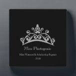 Pageant Silver Tiara Crown Fotogene Plaque Fotoplatte<br><div class="desc">Eine Auszeichnung für jeden, der eine Krone darauf haben möchte. Diese in einer 12x18"-Größe präsentierte Tafel ist ein echter Stand-up-Award für Ihre Tagungssieger, Teilnehmer oder sogar für die beste Mutter. Erstellt in einem schlichten schwarzen Hintergrund mit leicht silbergrauem Text, den Sie nach Ihren Wünschen ändern können, können Sie auch die...</div>