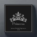 Pageant Silver Tiara Crown Princess Plaque Fotoplatte<br><div class="desc">Eine Auszeichnung für jeden, der eine Krone darauf haben möchte. Diese in einer 12x18"-Größe präsentierte Tafel ist ein echter Stand-up-Award für Ihre Tagungssieger, Teilnehmer oder sogar für die beste Mutter. Erstellt in einem schlichten schwarzen Hintergrund mit leicht silbergrauem Text und Rahmen, die Sie nach Ihren Wünschen ändern können, können Sie...</div>