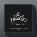 Pageant Silver Tiara Crown Princess Plaque Fotoplatte<br><div class="desc">Eine Auszeichnung für jeden, der eine Krone darauf haben möchte. Diese in einer 12x18"-Größe präsentierte Tafel ist ein echter Stand-up-Award für Ihre Tagungssieger, Teilnehmer oder sogar für die beste Mutter. Erstellt in einem schlichten schwarzen Hintergrund mit leicht silbergrauem Text, den Sie nach Ihren Wünschen ändern können, können Sie auch die...</div>