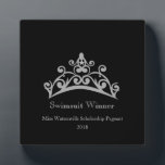 Pageant Silver Tiara Crown Swimsuit Plaque Fotoplatte<br><div class="desc">Eine Auszeichnung für jeden, der eine Krone darauf haben möchte. Diese in einer 12x18"-Größe präsentierte Tafel ist ein echter Stand-up-Award für Ihre Tagungssieger, Teilnehmer oder sogar für die beste Mutter. Erstellt in einem schlichten schwarzen Hintergrund mit leicht silbergrauem Text, den Sie nach Ihren Wünschen ändern können, können Sie auch die...</div>