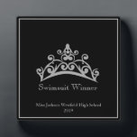 Pageant Silver Tiara Crown Swimsuit Plaque Fotoplatte<br><div class="desc">Eine Auszeichnung für jeden, der eine Krone darauf haben möchte. Diese in einer 12x18"-Größe präsentierte Tafel ist ein echter Stand-up-Award für Ihre Tagungssieger, Teilnehmer oder sogar für die beste Mutter. Erstellt in einem schlichten schwarzen Hintergrund mit leicht silbergrauem Text und Rahmen, die Sie nach Ihren Wünschen ändern können, können Sie...</div>