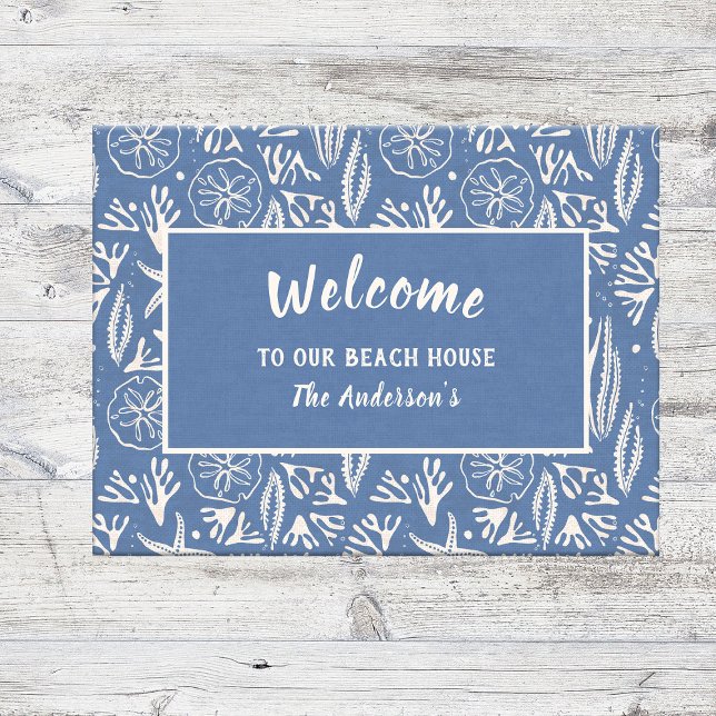 Paillasson Bienvenue à notre Beach House Navy-Blue Hand-Drawn (Welcome your friends with the charm of the ocean using this customizable navy-blue coastal Doormat.
)