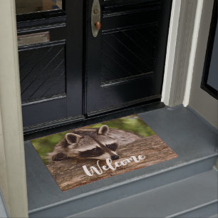 Paillasson Coupe Raccoon reposant sur un journal d'accueil