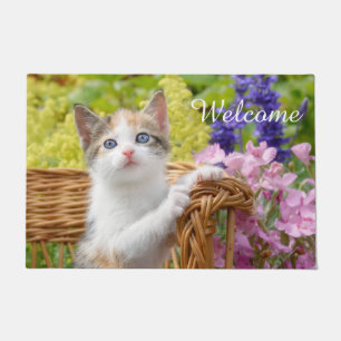 Paillasson Cute Nosy Baby Chat Kitten dans un jardin fleuri