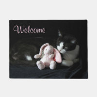 Douce Tuxedo Chat et lapin rose mat de bienvenue