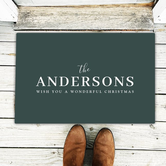 Paillasson Élégant minimal moderne | Nom vert de la forêt noi (Elegant modern green Christmas doormat by Guava, personalized with your family name in white script)